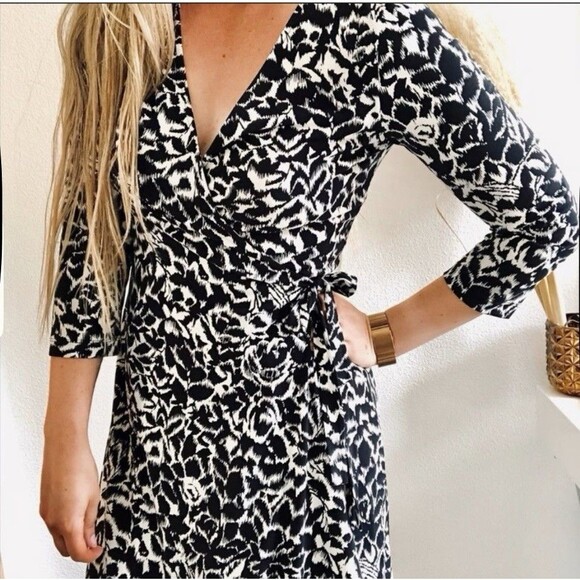 BCBG MaxAzria Women’s Small Black Ivory Floral 3/4 Sleeve Stretch Wrap Tie Dress - Picture 2 of 11